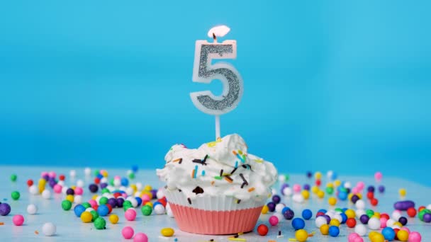 Hyvää Syntymäpäivää Tervehdys Vuotiaalle Lapselle Syntymäpäivän Cupcake Kynttilöillä Syntymäpäiväkoristeilla Sinisellä — kuvapankkivideo