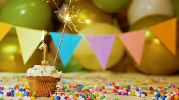 Gammal Baby Födelsedag Bakgrund Grädde Cupcake Med Brinnande Ljus Glitter — Stockvideo