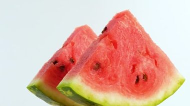 Doğal taze karpuz masada dönüyor. Karpuz dilimleri