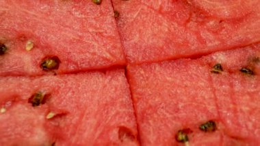 Doğal taze karpuz masada dönüyor. Karpuz dilimleri