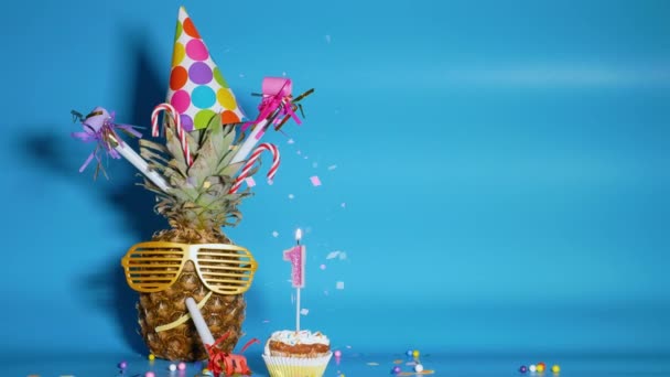 Kreativa Födelsedagshälsningar För Ett Gammal Spara Utrymme Grattis Födelsedagen Ananas — Stockvideo