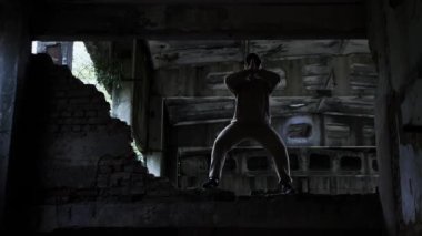 Shaolin dövüş sanatları ve spor sporu yapan birinin silüeti. Genç bir adam dövüş sanatları okuyor.