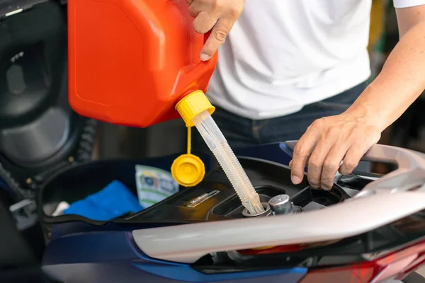 Man Tanken Mechanic Tanken Brandstof Motorfiets Tank Met Benzine Uit — Stockfoto