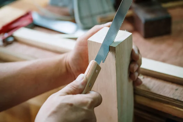 日本の鋸やプルソーを使用して大工 テーブルの上の木材に交差 木工の概念 — ストック写真