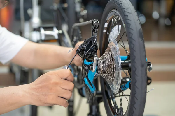 Cykelmekaniker Reparerar Hopfällbar Cykel Verkstan Justera Bakre Derailleur Kassett Kedja — Stockfoto