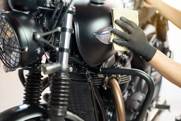 Motociclista Hombre Limpieza Motocicleta Pulido Recubrimiento Cera Tanque Combustible Concepto —  Fotos de Stock