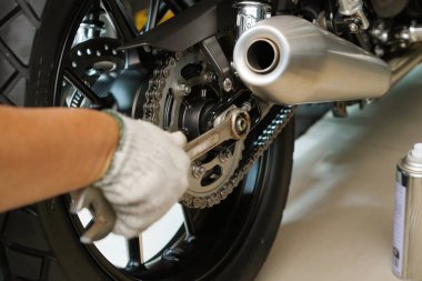 Garajda motorda anahtar ve soket kullanan tamirci, tamirat, motor konsepti seçici.                  