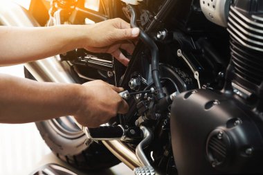 Motosiklet garajında çalışan Hex Key Wrench motor bakım ve onarım konsepti. Seçici odaklanma.                         