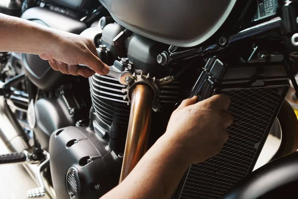 Mechanic Using Wrench Socket Exhaust Pipe Motorcycle Maintenance Repair Motorcycle — Stock Photo, Image