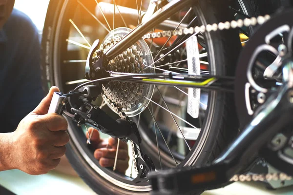 Reparaciones Bicicleta Mecánica Bicicleta Plegable Taller Ajustar Derailleur Trasero Concepto —  Fotos de Stock