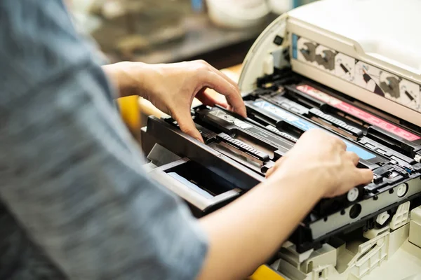 Mujeres Sosteniendo Cartucho Tóner Láser Reemplazando Tóner Impresora Láser Oficina — Foto de Stock