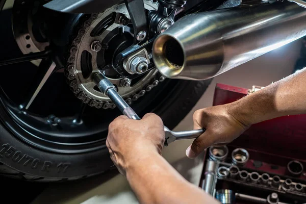 Mecánico Usando Una Llave Zócalo Rueda Dentada Motocicleta Concepto Mantenimiento —  Fotos de Stock