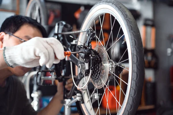 Mecánico Bicicleta Ajustar Desviador Trasero Bicicleta Reparación Taller Mantenimiento Reparación —  Fotos de Stock