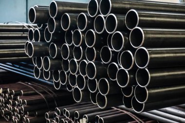 yüksek kaliteli Galvanizli çelik boru veya alüminyum ve krom paslanmaz borular yığını nda depoda sevkiyat bekliyor