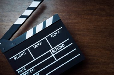 Film clapper sinema kurulu veya Slate film. Filmin senkronizasyonuna yardımcı olması için film yapımı ve video yapımı için alkışlar Tahta Döşeme Döşeme Döşemeleri 'nin arka planında ses. Sinema kavramı.