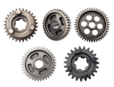 Eski metal dişli veya pinion parçası, Motosiklet dişli dişli indirgeme oranı beyaz arkaplanda izole.