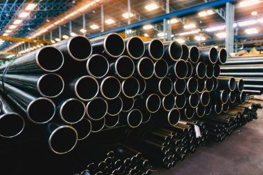 yüksek kaliteli Galvanizli çelik boru veya alüminyum ve krom paslanmaz borular yığını nda depoda sevkiyat bekliyor