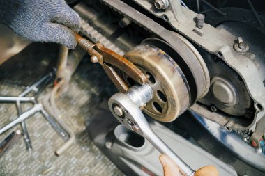 mekanik özel araçlar kullanın, Flywheel Clutch Hub Rotor Sprocket Spanner ve debriyaj plakalarını değiştirin scooter, tamir ve bakım motorsiklet konsepti                               