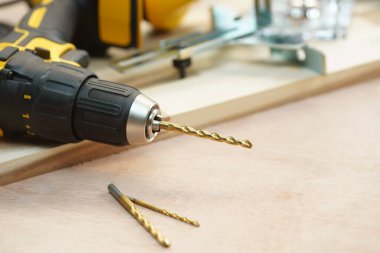 Dill biraz. Elektrik matkabı veya Walnut Plywood atölyesinde kablosuz tornavida, ahşap işçiliği el işi ve diy konsepti.                            