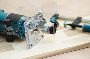 Elektrik makası, Ahşap Yönlendirici Aletleri Walnut Plywood atölyesinde, ahşap işçiliği el işi ve diy konsepti. Seçici odaklanma                    