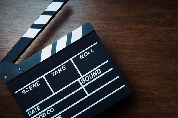 Film clapper sinema kurulu veya Slate film. Filmin senkronizasyonuna yardımcı olması için film yapımı ve video yapımı için alkışlar Tahta Döşeme Döşeme Döşemeleri 'nin arka planında ses. Sinema kavramı.