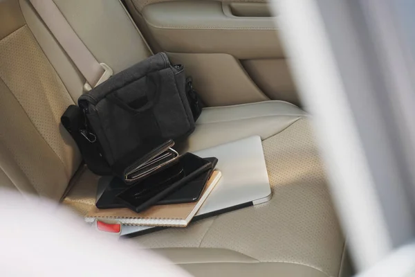 Bekijk Van Buiten Auto Kostbaarheden Portemonnee Portemonnee Laptop Computer Notebook — Stockfoto
