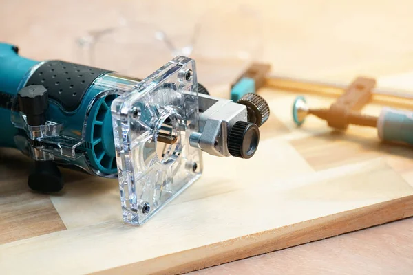 Elektrik makası, Ahşap Yönlendirici Aletleri Walnut Plywood atölyesinde, ahşap işçiliği el işi ve diy konsepti. Seçici odaklanma                    