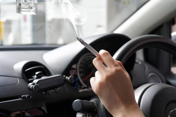 Vrouw Met Vinger Met Een Sigaret Stuur Tijdens Het Rijden — Stockfoto