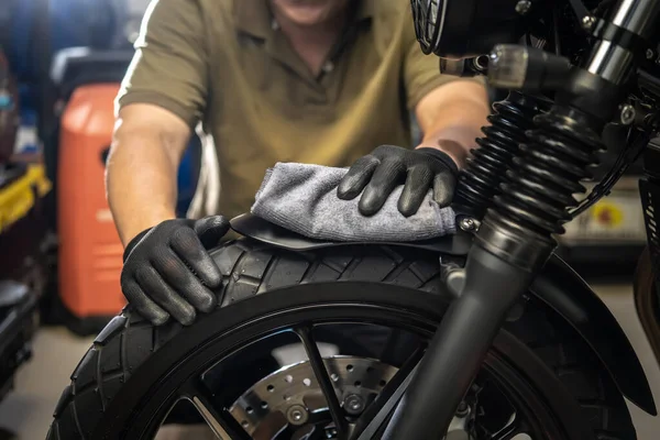 Motociclista Hombre Limpieza Motocicleta Pulido Recubrimiento Cera Aerosol Guardabarros Delantero —  Fotos de Stock