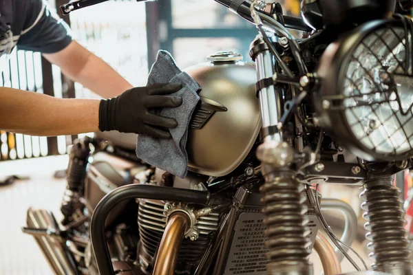 Motociclista Hombre Limpieza Motocicleta Pulido Recubrimiento Cera Tanque Combustible Concepto —  Fotos de Stock