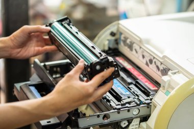 Lazer toner kartuşu tutan kadınlar, ofiste lazer yazıcının tonerini değiştiren kadınlar. Onarım ve Bakım yazıcıları konsepti, seçici odak