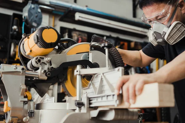Marangoz testereyle ahşap keser veya atölyede dairesel testere, ahşap işçiliği ve inşaat aleti konsepti, seçici odak noktası