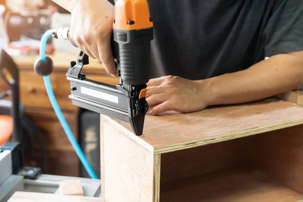 Carpinteiro Usando Pistola Prego Brad Nailer Ferramenta Caixa Madeira Uma — Fotografia de Stock