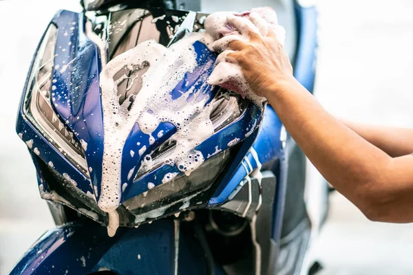 Motorrijders Wassen Scooter Reinigingsmotor Met Spons Zachte Doek Garage Reparatie — Stockfoto