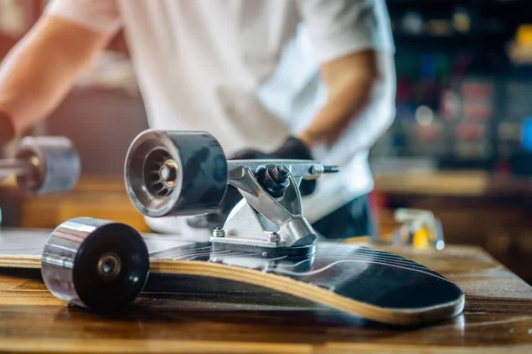 Skateboard Longboard Wooden Desk Repair Shop Skateboard Maintenance Repair Concept — Foto de Stock