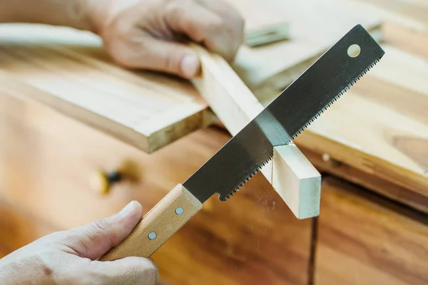 Carpenter Using Japanese Saw Pull Saw Crosscutting Wood Table Diy — ストック写真