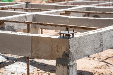 Çelik taban levhası beton, inşaat ve inşaat konseptiyle J-bolt ve çelik çubukla sabitlenmiş.