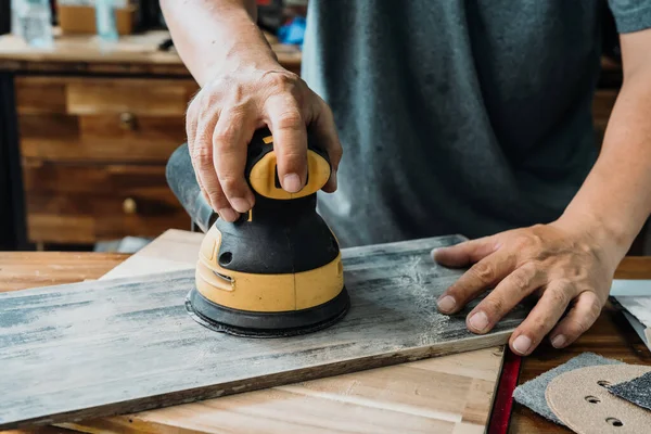 Carpintero Utilizar Lijadora Órbita Aleatoria Lijadora Palma Pule Madera Taller — Foto de Stock