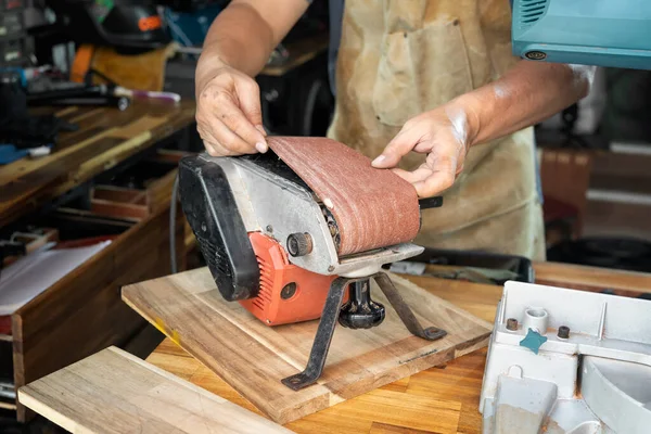 Carpintero Usando Delantal Instalar Quitar Correa Abrasiva Lijadora Cinturón Mesa — Foto de Stock