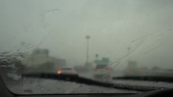 Conducción Lluvia Limpiaparabrisas Claro Lluvia Fondo Borroso Del Coche — Vídeo de stock