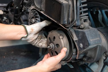 Garajdaki büyük scooter motosikletlerinin otomatik iletim sistemini kontrol et. Garajda tamirat, motor konsepti. Seçici odaklanma
