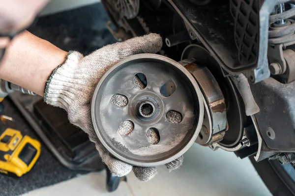 Mechanic Check Auto Transmission System Rear Clutch Pulley Scooter Motorcycles — Stock Photo, Image