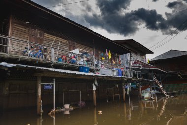 Singburi, THAILAND-11 Ekim: 11 Ekim 2021 tarihinde Tayland 'ın Singburi kentinde Chao the Nehri' nden sel baskınına uğrayan köy evleri.