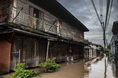 Singburi, THAILAND-Sep 27: Kimliği belirlenemeyen yaşlı kadın, 27 Eylül 2021 'de Tayland' ın Singburi kentinde Chao.
