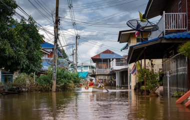 Singburi, THAILAND-11 Ekim: 11 Ekim 2021 tarihinde Tayland 'ın Singburi kentinde Chao the Nehri' nden sel baskınına uğrayan köy evleri.
