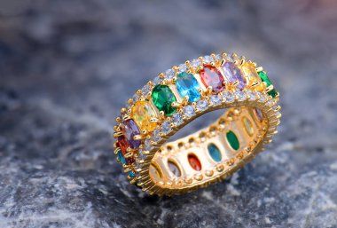 Gemstone mücevher yüzüğü, stüdyo aydınlatmasında doğa taşı desenli..