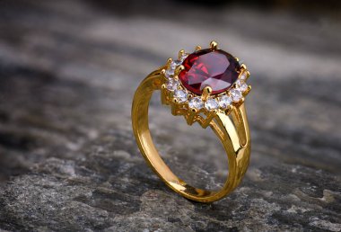 Gemstone mücevher yüzüğü, stüdyo aydınlatmasında doğa taşı desenli..