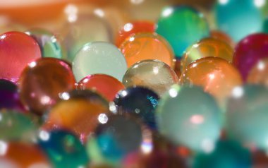 Ilık güneş ışığıyla renkli kristal toplar grubu.