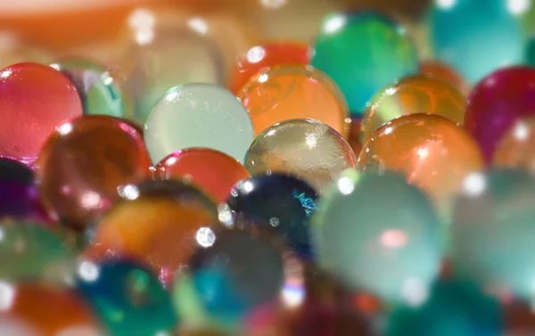 色彩艳丽的水晶球组合与温暖的阳光照明 — 图库照片