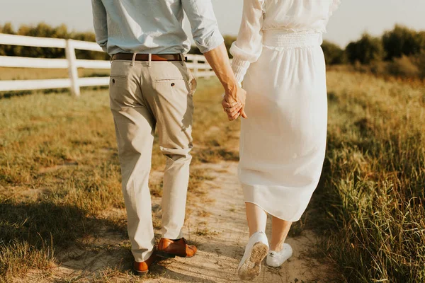 Espíritu Amor Libertad Independencia Feliz Joven Pareja Enamorada Corriendo Campo —  Fotos de Stock